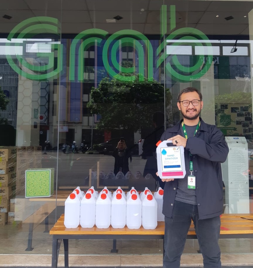 Donasi Hand Sanitizer dari Unpad kepada Grab Indonesia