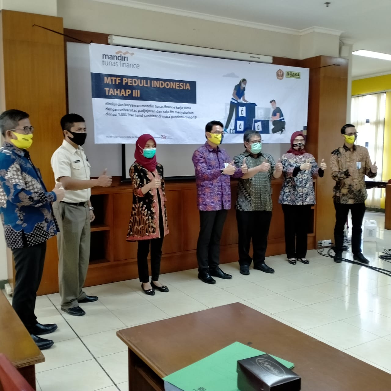 Mandiri Tunas Finance melalui Universitas Padjadjaran menyalurkan donasi 1000 liter Hand Sanitizer ke beberapa Rumah sakit di Bandung.