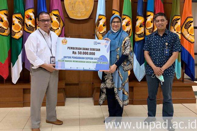 Direktur Inovasi dan Korporasi Universitas Padjadjaran Diana Sari, PhD, didampingi Sekretaris Direktorat Inovasi dan Korporasi Unpad Aji Sasongko menerima bantuan pengadaan sepeda listrik dari Bank BRI Syariah yang diserahkan Pemimpin Cabang BRI Syariah Bandung Meizar Ichsan di ruang Executive Lounge Unpad, Jalan Dipati Ukur No. 35, Bandung, Senin (6/12).*